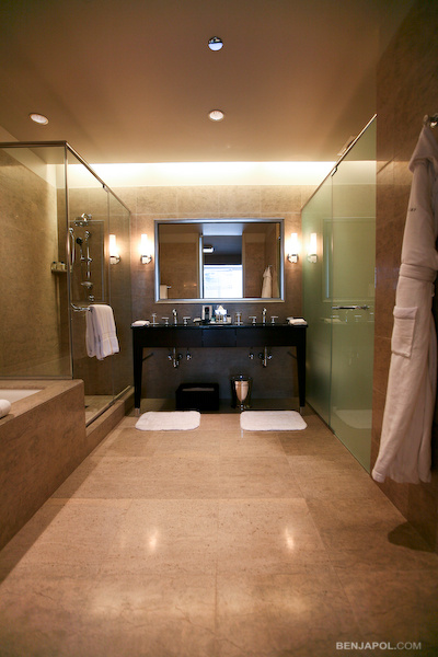 Trump Hotel Chicago - Enormous bathroom