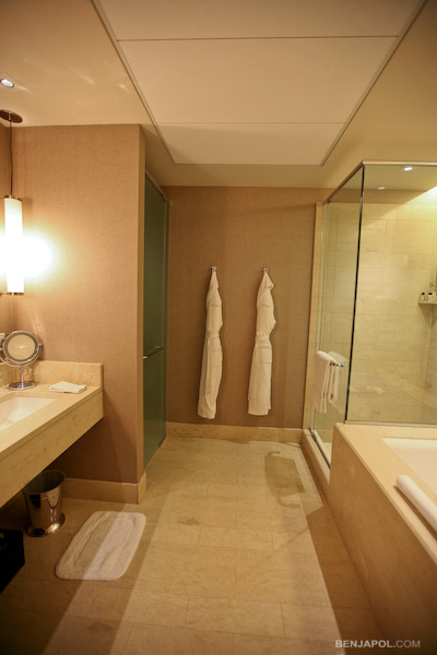 Trump Hotel Chicago - Enormous bathroom