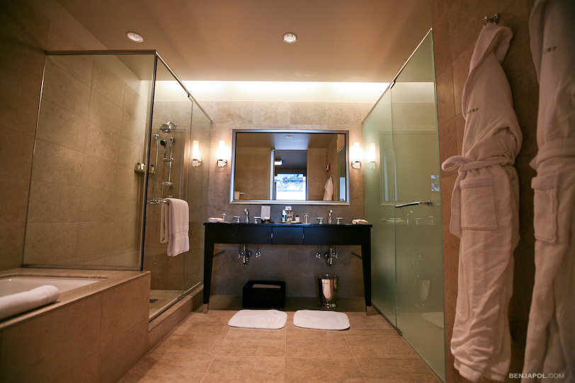 Trump Hotel Chicago - Enormous bathroom