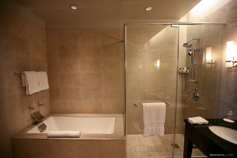 Trump Hotel Chicago - Enormous bathroom