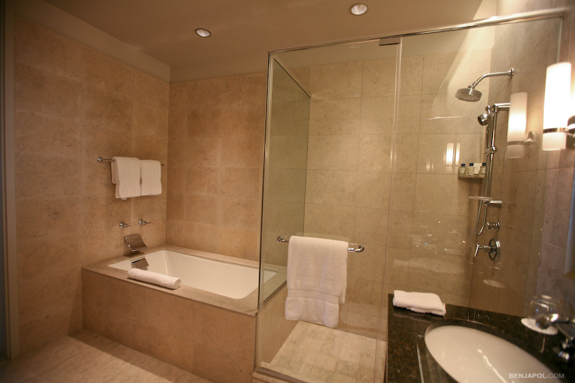 Trump Hotel Chicago - Enormous bathroom