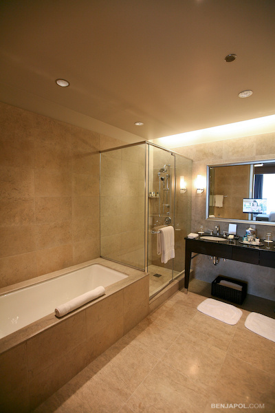 Trump Hotel Chicago - Enormous bathroom